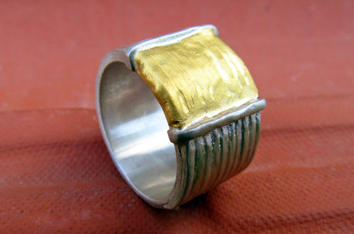 <b>T085-24K</b> - טבעת חוטים מרוקעים ברוחב 13 ממ מכסף עם זהב 24K